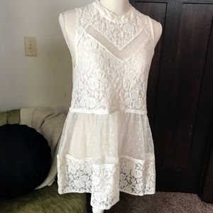 Beautiful flowing lace white top - medium